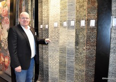 Patrick Janssens van Janssens Oriënt Carpets Holland BV uit Tilburg bij een deel van de nieuwe collectie Flavid, waaraan zes trendy kleuren zijn toegevoegd.